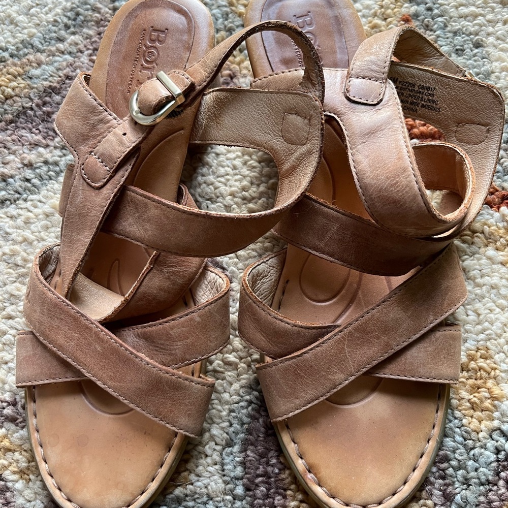BORN LADIES LEATHER SANDAL SZ 8